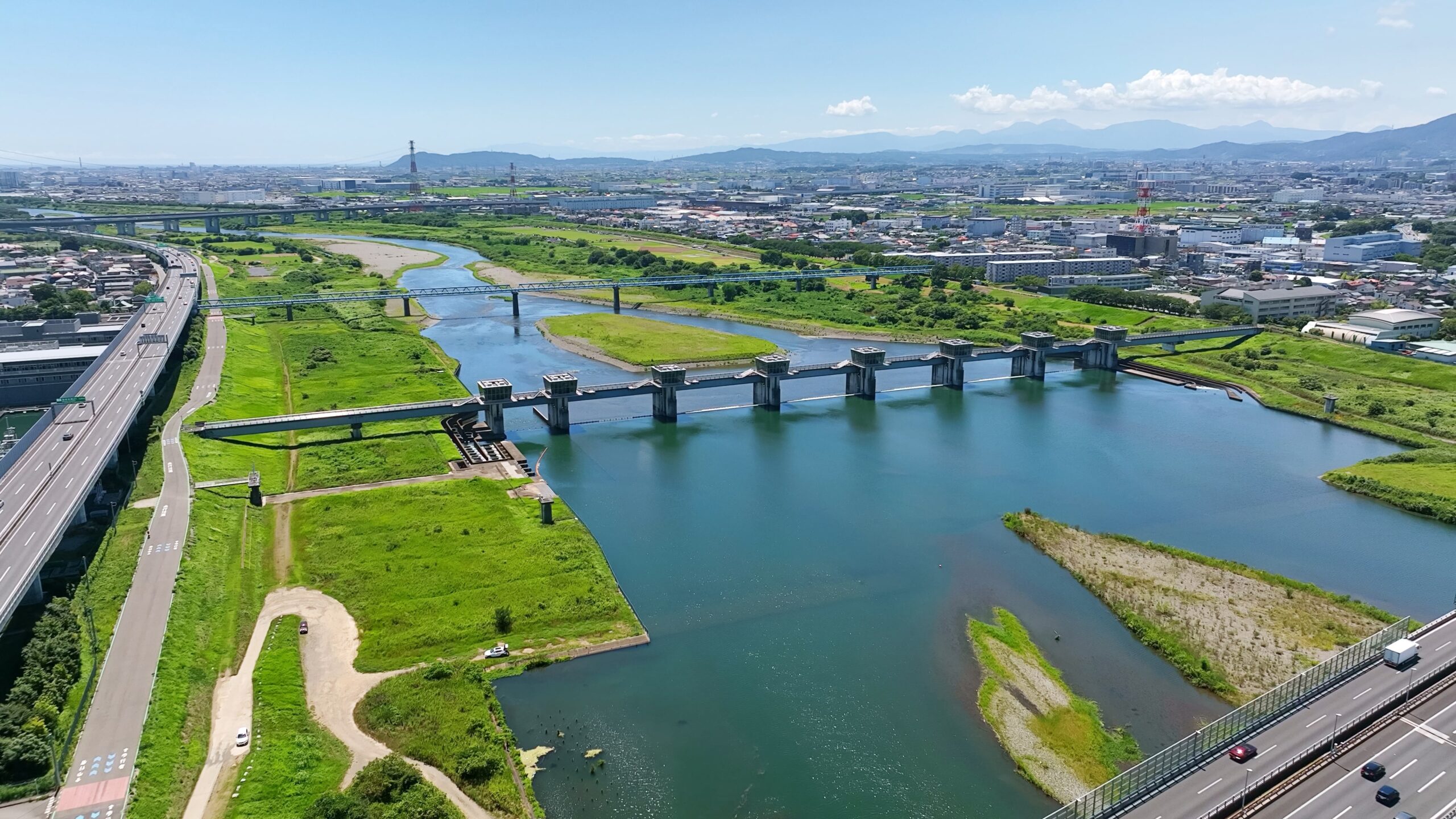 河川と橋の風景